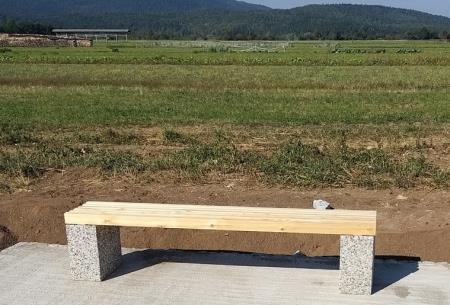 Postavitev  klopi ob kolesarki na Dolenje jezero 03 Foto Boštjan Otoničar